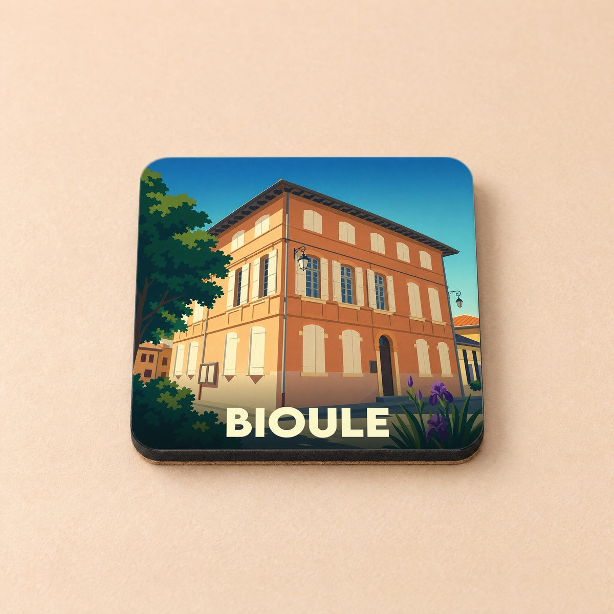 Dessous de verre souvenir de la ville de Bioule avec une illustration stylisée de sa mairie.