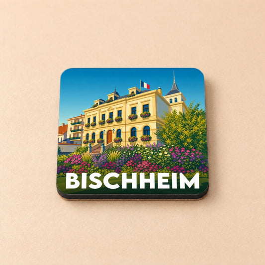 Dessous de verre souvenir de la ville de Bischheim avec une illustration stylisée de son hôtel de ville fleuri.