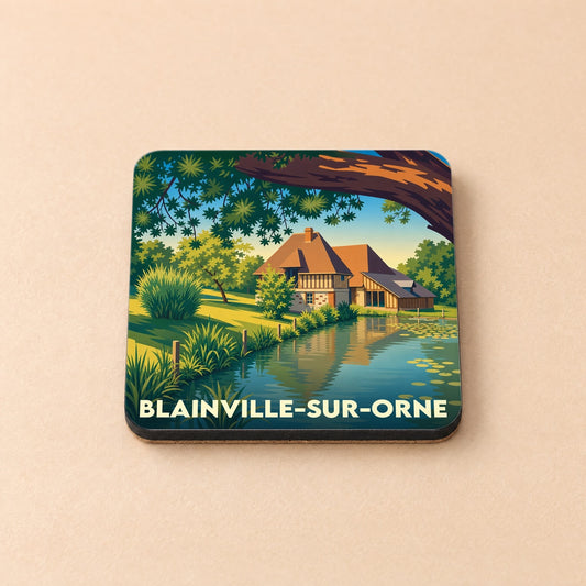 Dessous de verre souvenir de la ville de Blainville-sur-Orne avec une illustration stylisée d'une maison au bord de l'eau.