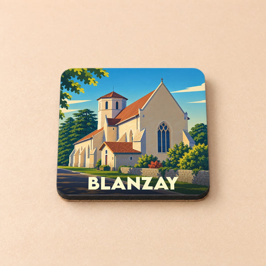 Dessous de verre souvenir de la ville de Blanzay avec une illustration stylisée de son église.