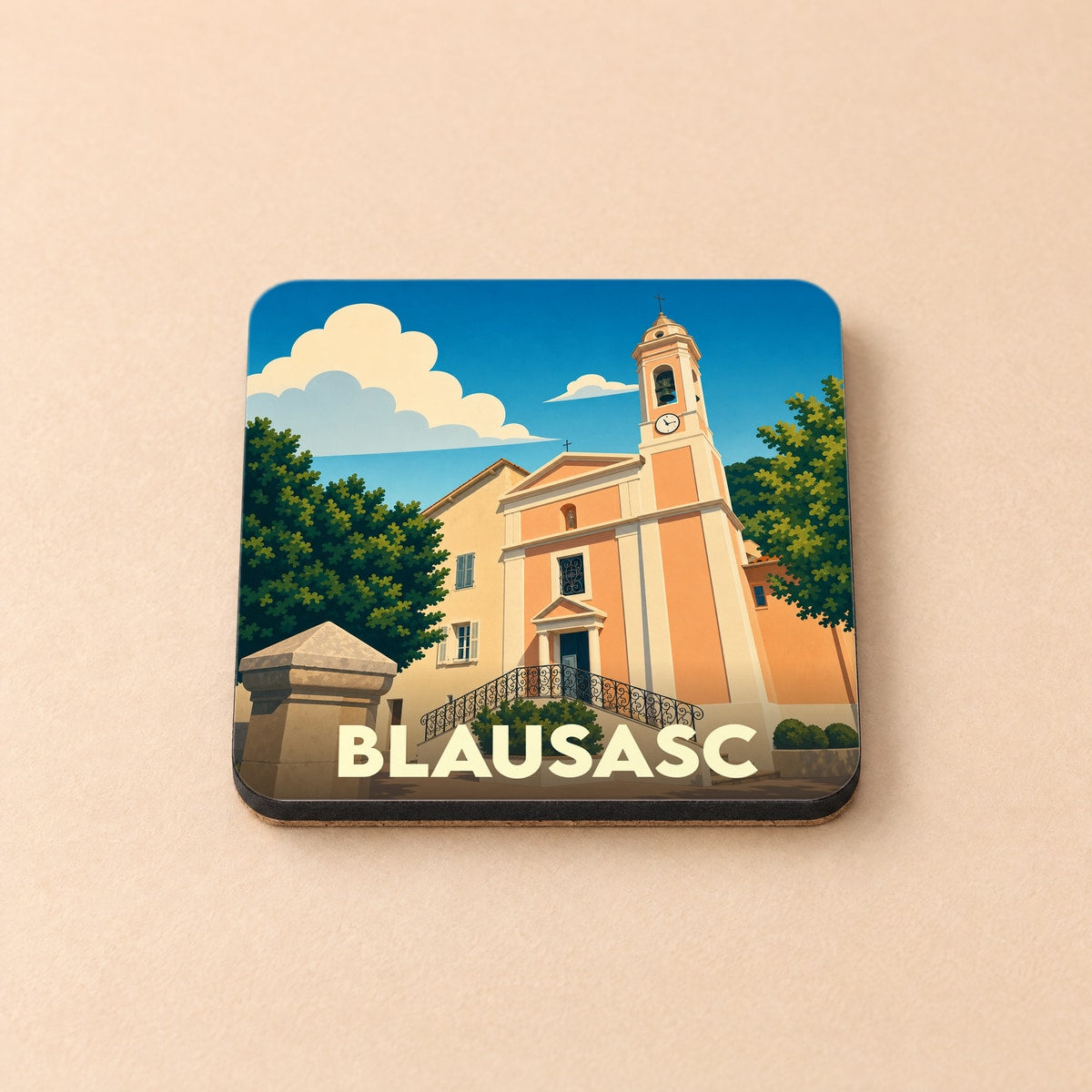 Dessous de verre souvenir de la ville de Blausasc avec une illustration stylisée de son église.