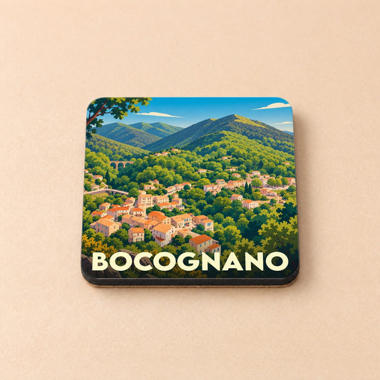 Dessous de verre souvenir de la ville de Bocognano avec une illustration stylisée de son paysage montagneux.