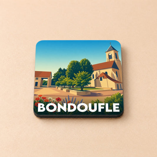 Dessous de verre souvenir de la ville de Bondoufle avec une illustration stylisée de l'église et de sa place arborée.