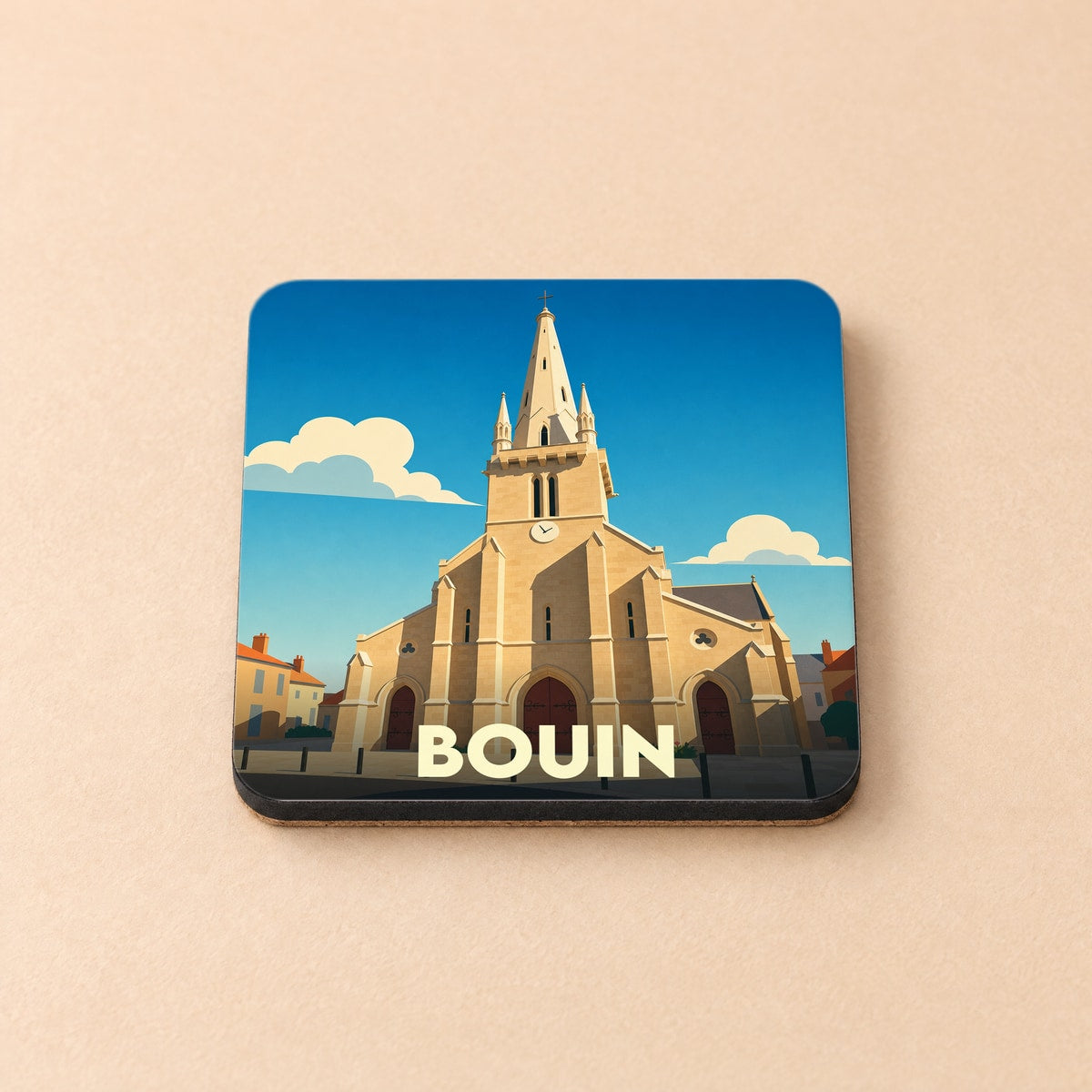 Dessous de verre souvenir de la ville de Bouin avec une illustration stylisée de son église sous un ciel bleu.
