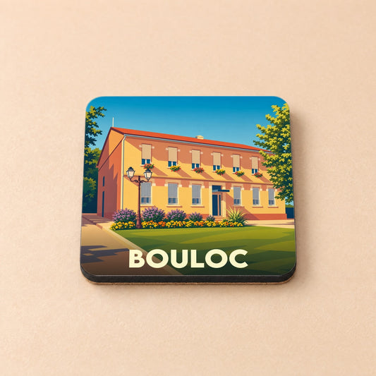 Dessous de verre souvenir de la ville de Bouloc avec une illustration stylisée de sa mairie.