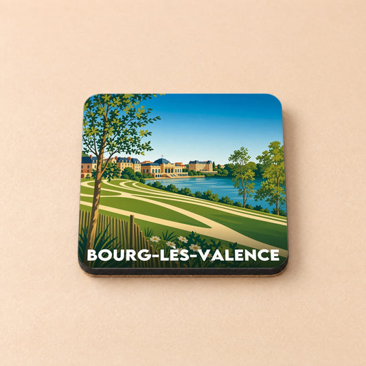 Dessous de verre souvenir de la ville de Bourg-lès-Valence avec une illustration stylisée d'un parc en bord de l'eau.