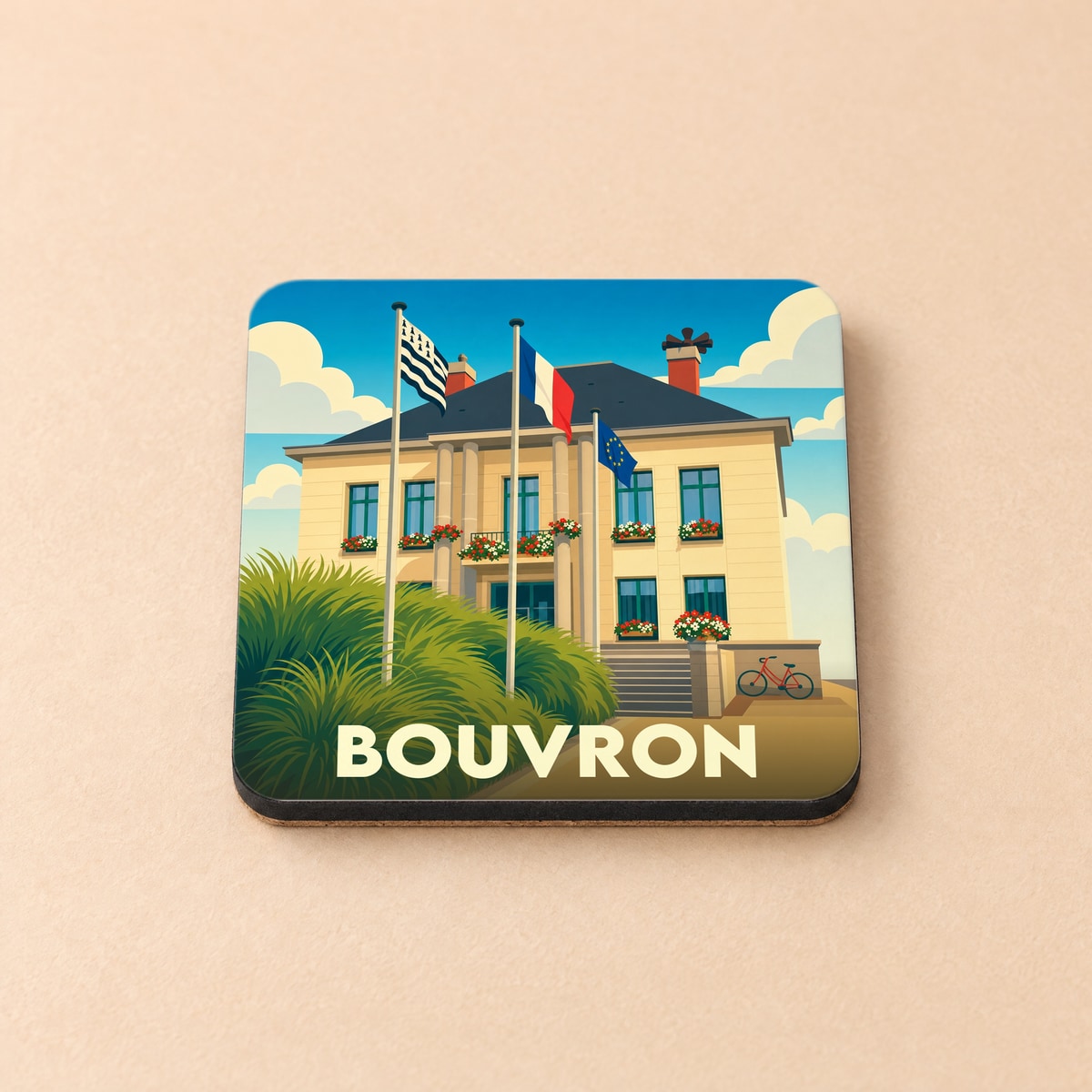 Dessous de verre souvenir de la ville de Bouvron illustrant l'hôtel de ville avec ses drapeaux.