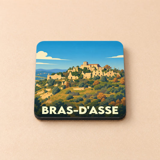 Dessous de verre souvenir de la ville de Bras-d'Asse avec une illustration stylisée d'un village perché.