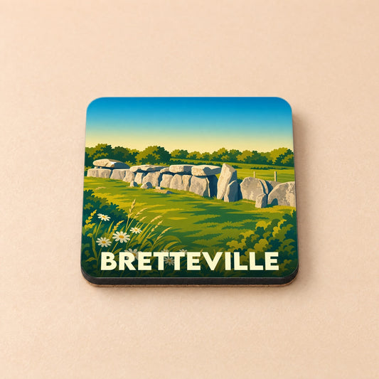 Dessous de verre souvenir de Bretteville illustré par une scène stylisée de pierres mégalithiques.