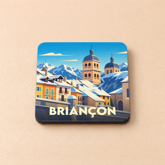 Dessous de verre souvenir de la ville de Briançon avec une illustration stylisée de ses sommets enneigés et de sa collégiale.