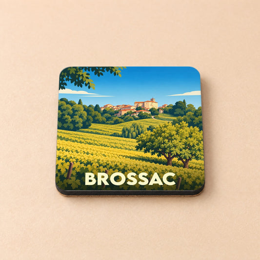 Dessous de verre souvenir de la ville de Brossac avec une illustration stylisée de paysages vallonnés et de vignobles.