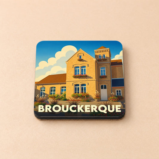 Dessous de verre souvenir de la ville de Brouckerque avec une illustration stylisée d'un bâtiment fleuri.
