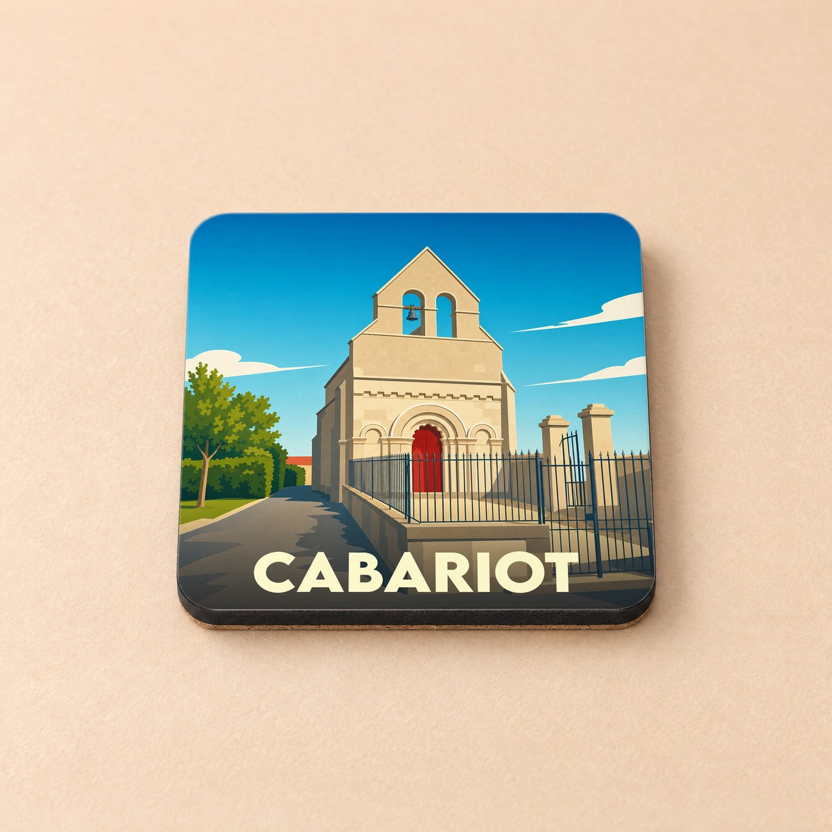 Dessous de verre souvenir de la ville de Cabariot avec une illustration stylisée de son église romane.