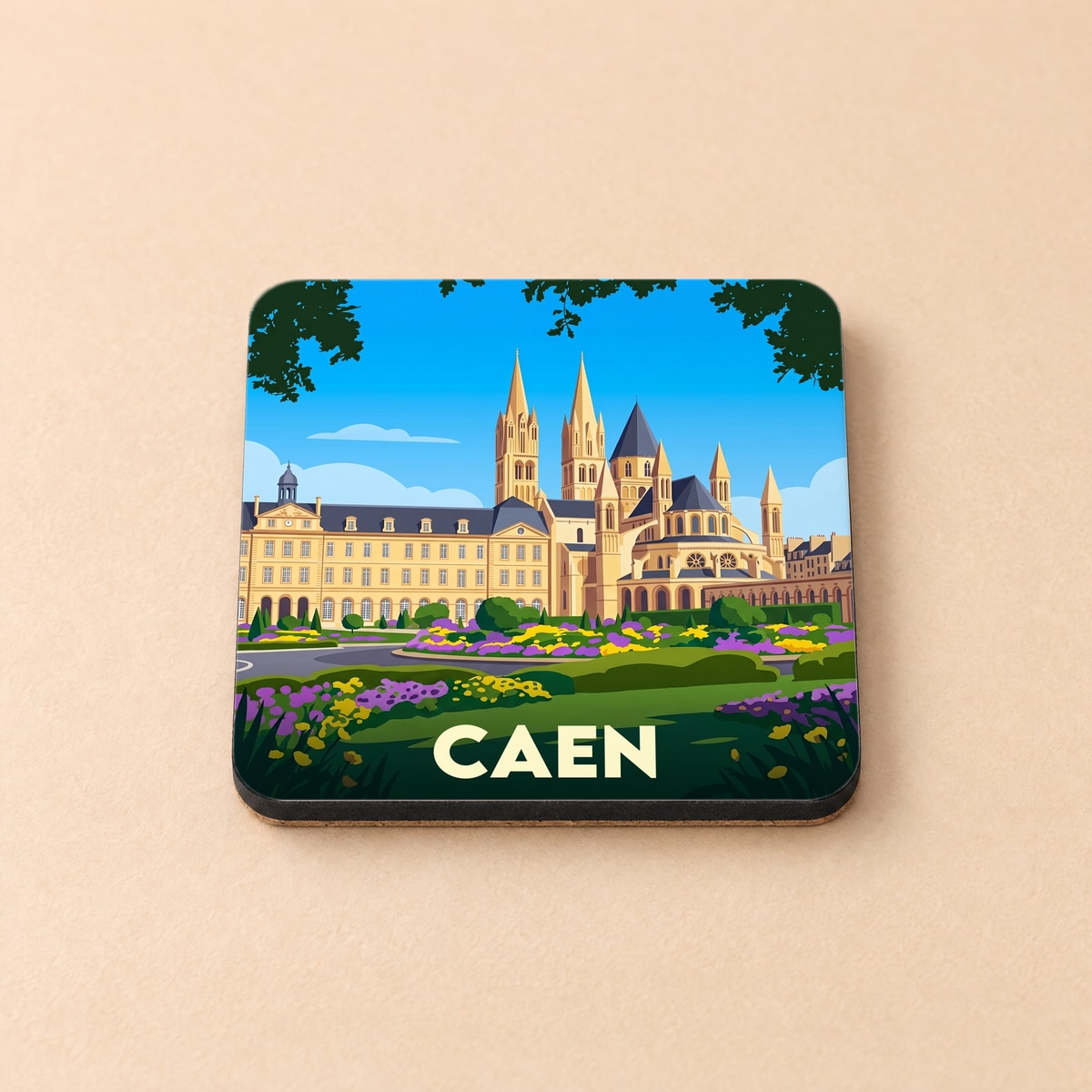 Dessous de verre souvenir de la ville de Caen avec une illustration stylisée de l'Abbaye aux Hommes.