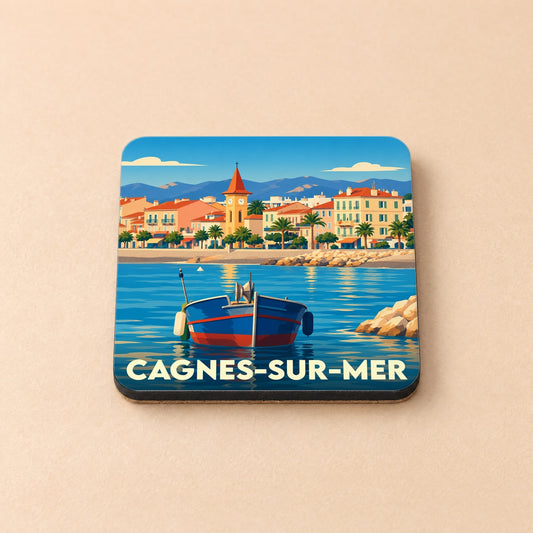 Dessous de verre souvenir de la ville de Cagnes-sur-Mer illustré d'une vue côtière stylisée avec un bateau de pêche.