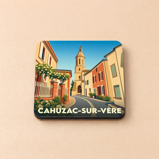 Dessous de verre souvenir de Cahuzac-sur-Vère illustré d'une rue pittoresque menant à son église.