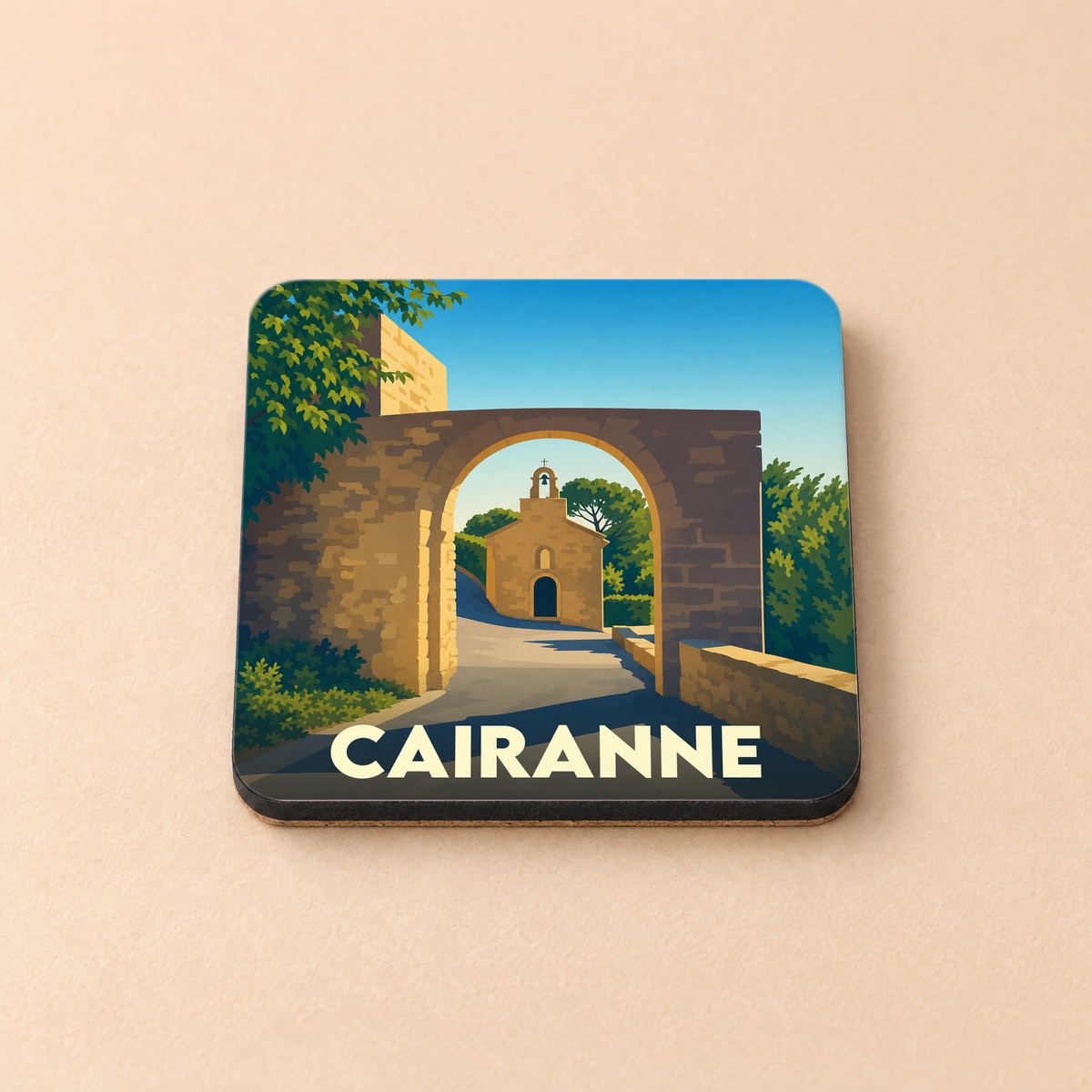 Dessous de verre souvenir de la ville de Cairanne avec une illustration stylisée d'un arche en pierre menant à une chapelle.