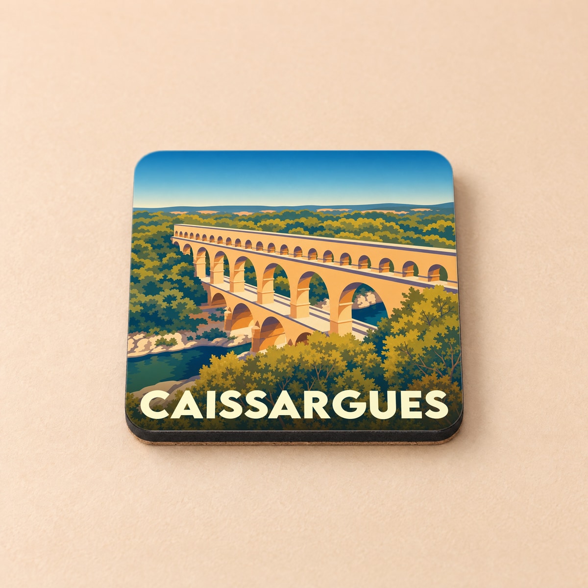 Dessous de verre souvenir de la ville de Caissargues illustré d'un pont en pierre de style aqueduc romain.