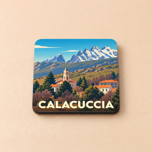 Dessous de verre souvenir de la ville de Calacuccia avec une illustration stylisée de ses montagnes et de son église.