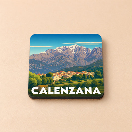 Dessous de verre souvenir de la ville de Calenzana avec une illustration stylisée de montagne.