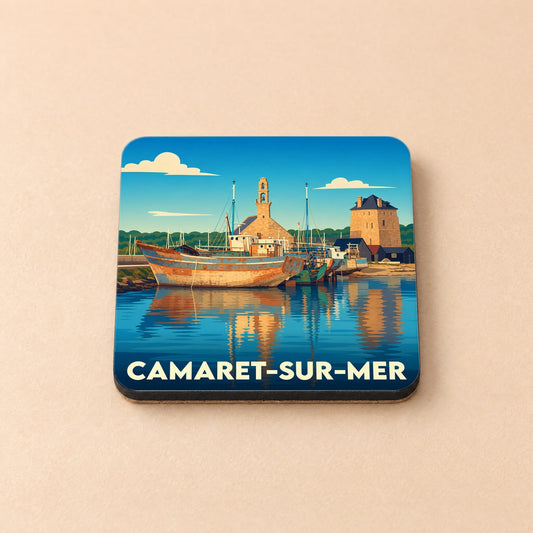 Dessous de verre souvenir de la ville de Camaret-sur-Mer avec une illustration stylisée du port et de ses bateaux.