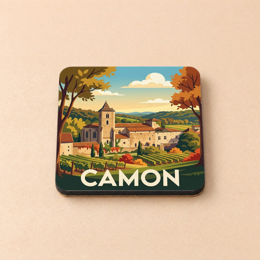 Dessous de verre souvenir de la ville de Camon avec une illustration stylisée d'un village médiéval.