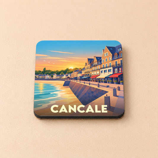 Dessous de verre souvenir de la ville de Cancale avec une illustration stylisée d'un front de mer au coucher du soleil.