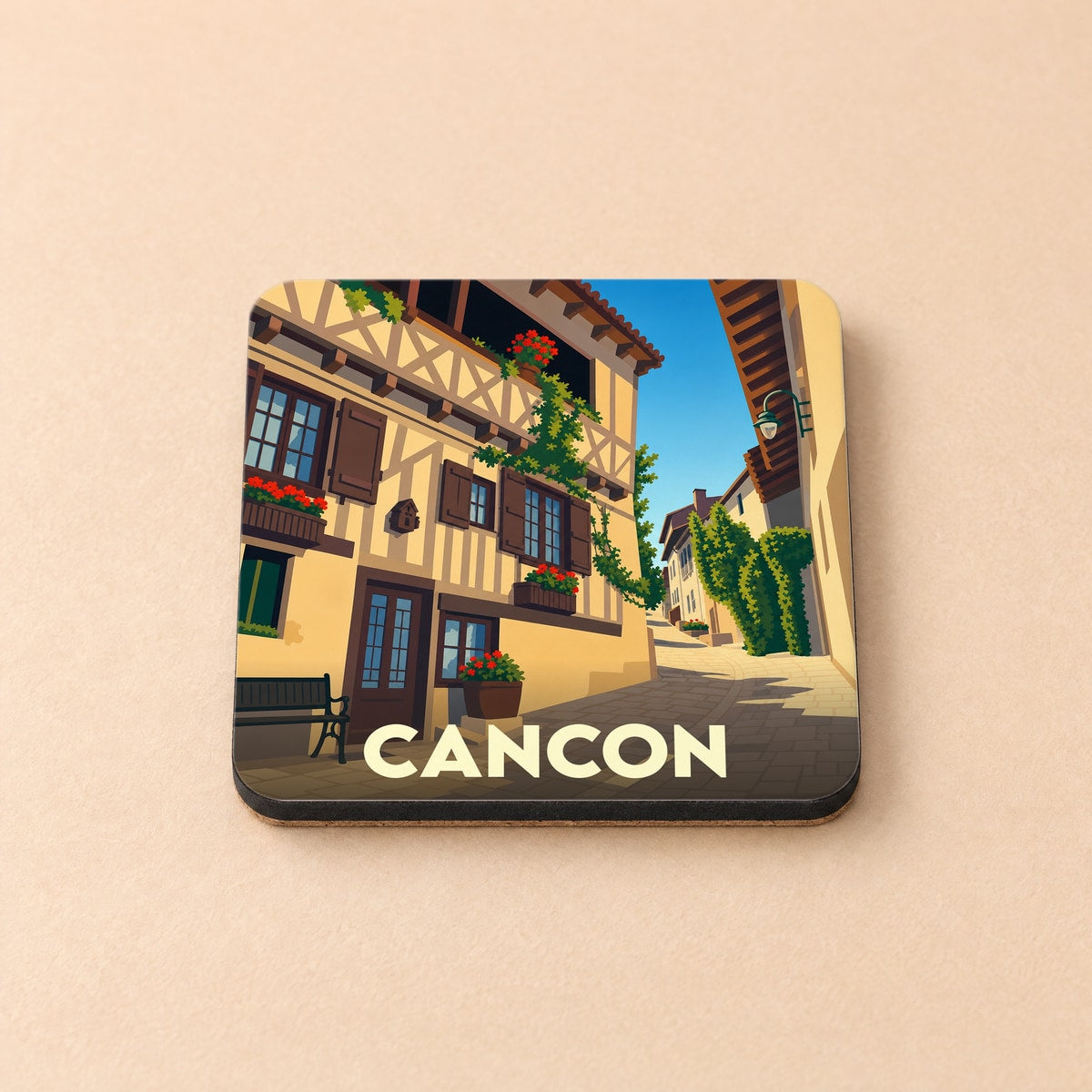 Dessous de verre souvenir de la ville de Cancon avec une illustration stylisée d'une ruelle pittoresque.