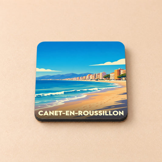 Dessous de verre souvenir de la ville de Canet-en-Roussillon avec une illustration stylisée de sa plage et de son front de mer.