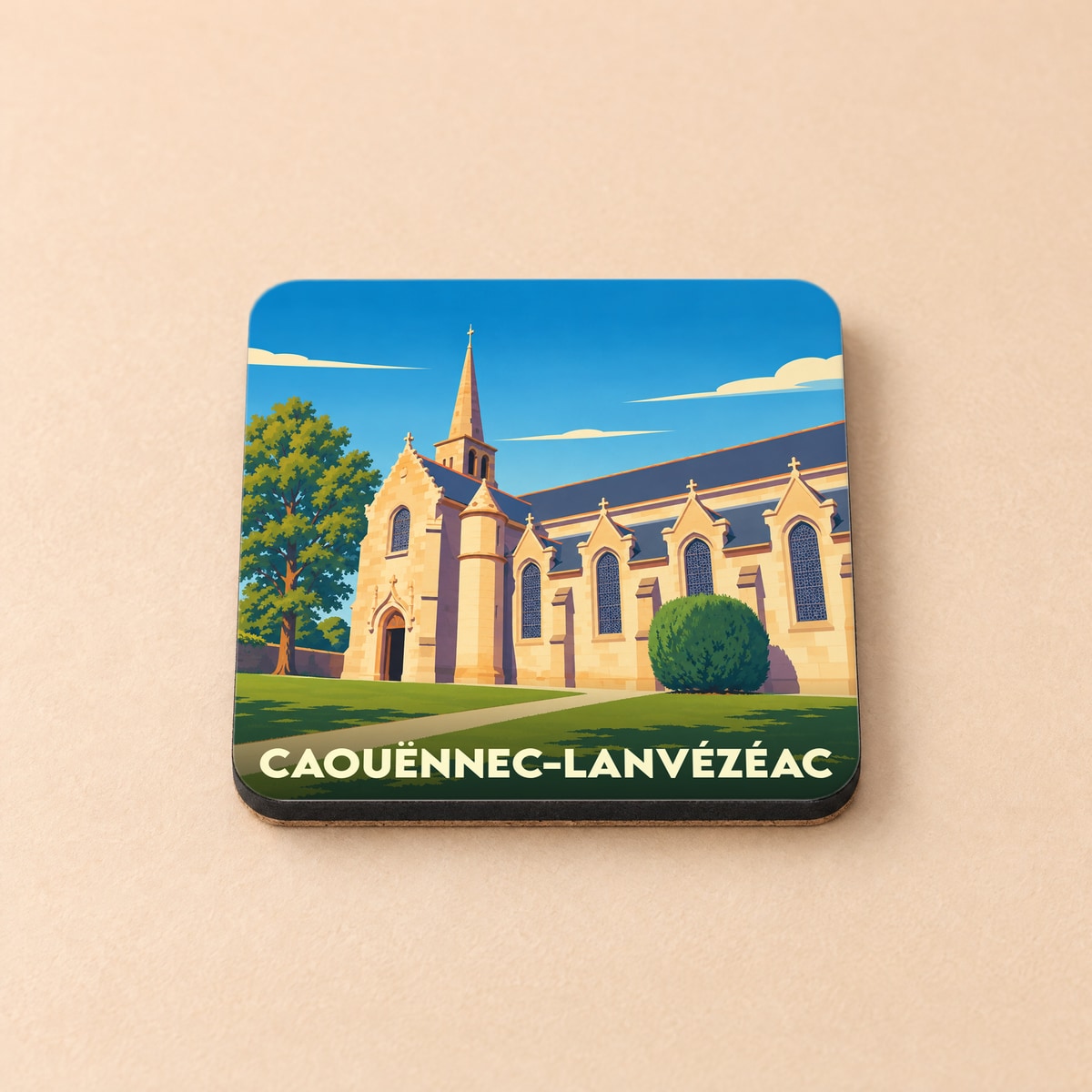 Dessous de verre souvenir de la ville de Caouënnec-Lanvézéac avec une illustration stylisée de son église.