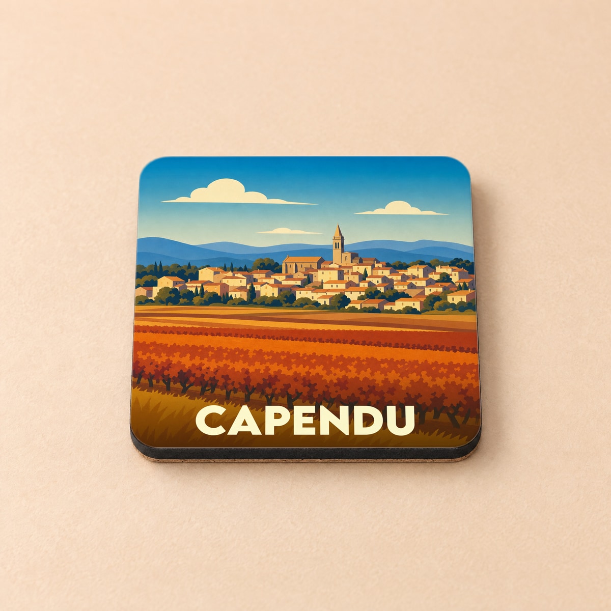 Dessous de verre souvenir de la ville de Capendu avec une illustration stylisée de son paysage et de ses vignobles.