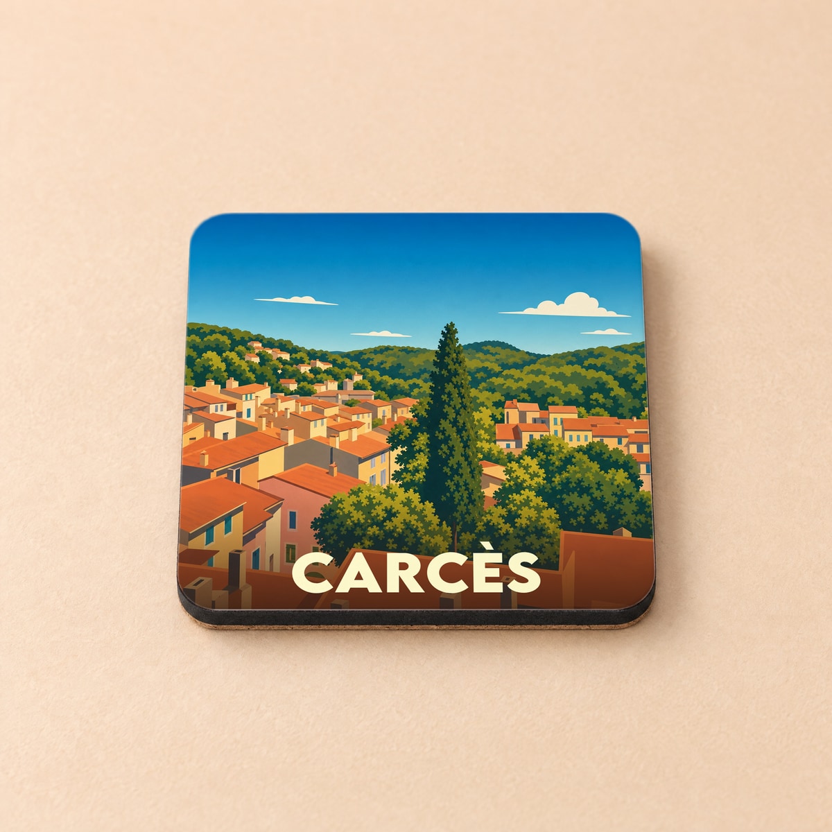 Dessous de verre souvenir de la ville de Carcès avec une illustration stylisée.