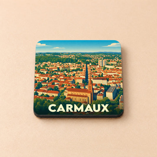 Dessous de verre souvenir de la ville de Carmaux avec une illustration stylisée d'un panorama urbain.