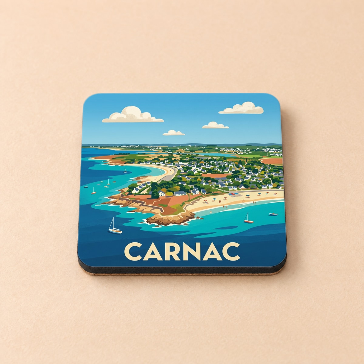 Dessous de verre souvenir de la ville de Carnac avec une illustration stylisée du littoral breton.