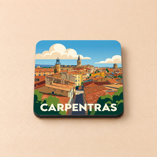 Dessous de verre souvenir de la ville de Carpentras avec une illustration stylisée de ses toits et clochers.