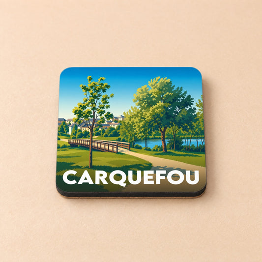 Dessous de verre souvenir de la ville de Carquefou avec une illustration stylisée d'un parc arboré.