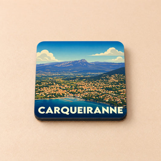 Dessous de verre souvenir de la ville de Carqueiranne avec une illustration stylisée de son paysage côtier et montagneux.