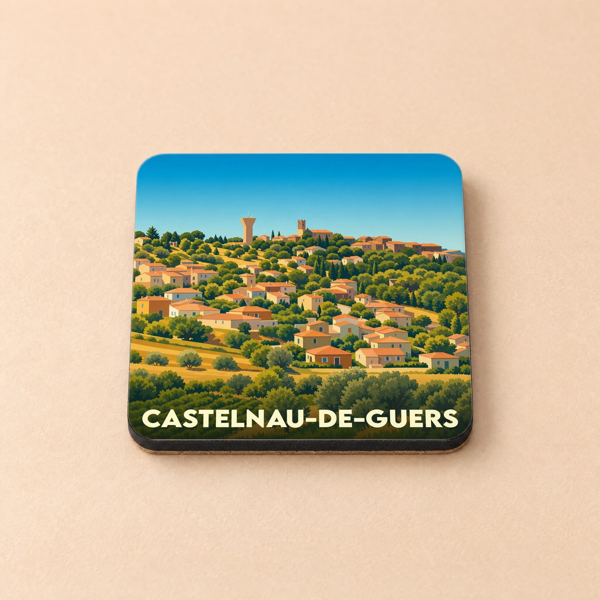 Dessous de verre souvenir de la ville de Castelnau-de-Guers avec une illustration stylisée du village perché.