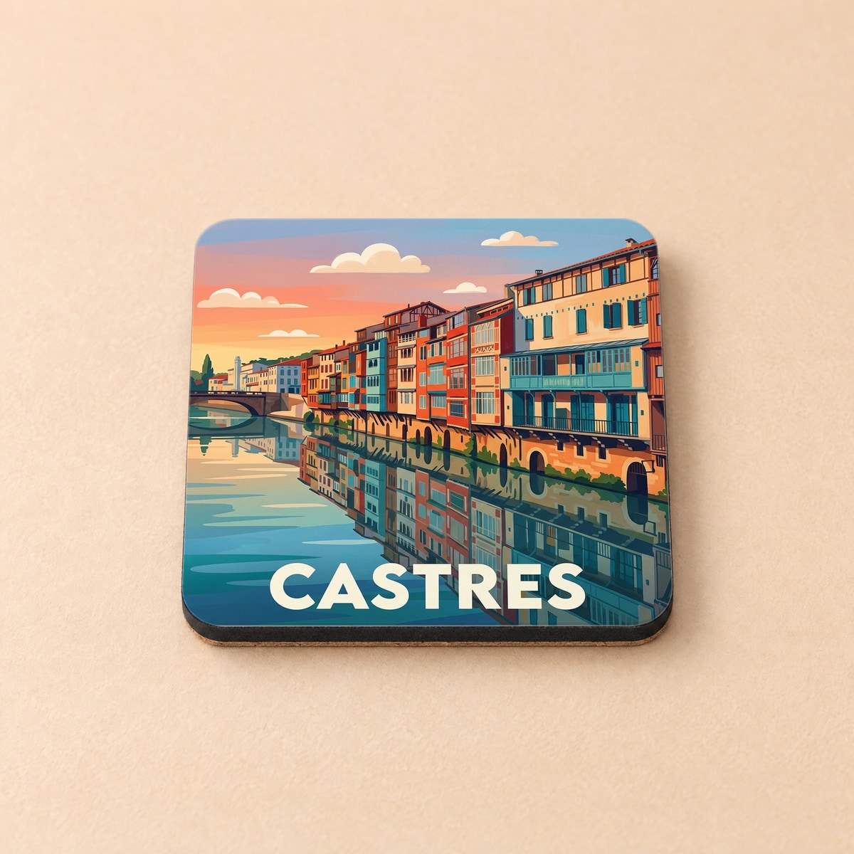 Dessous de verre souvenir de la ville de Castres avec une illustration colorée de ses maisons emblématiques au bord de l'Agout.