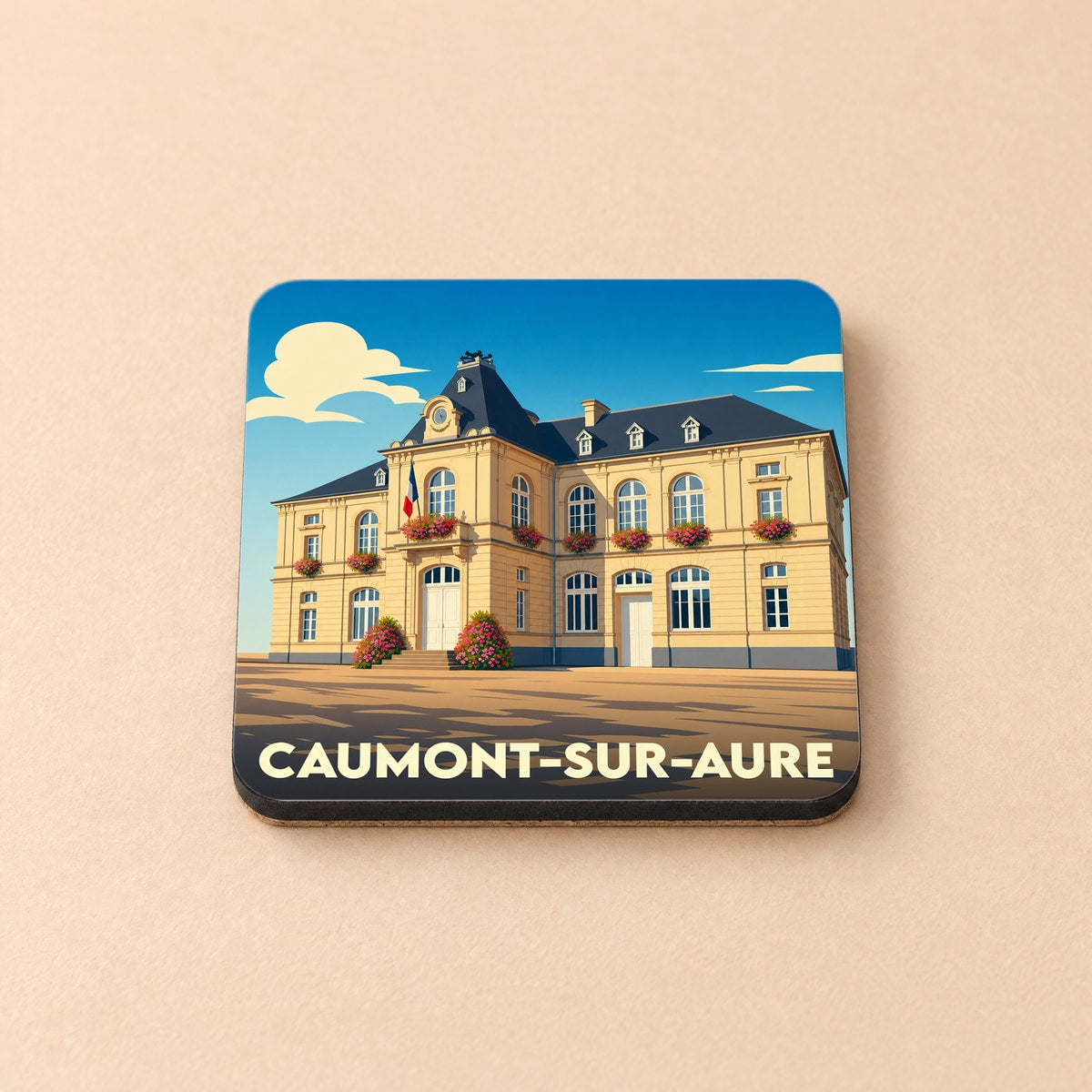 Dessous de verre souvenir de la ville de Caumont-sur-Aure avec une illustration stylisée de la mairie.