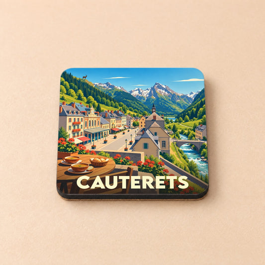 Dessous de verre souvenir de la ville de Cauterets avec une illustration stylisée d'un paysage montagneux.
