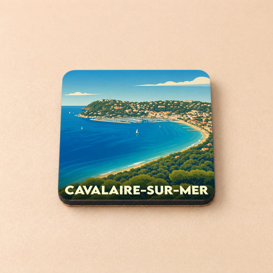 Dessous de verre souvenir de la ville de Cavalaire-sur-Mer avec une illustration stylisée de sa baie.