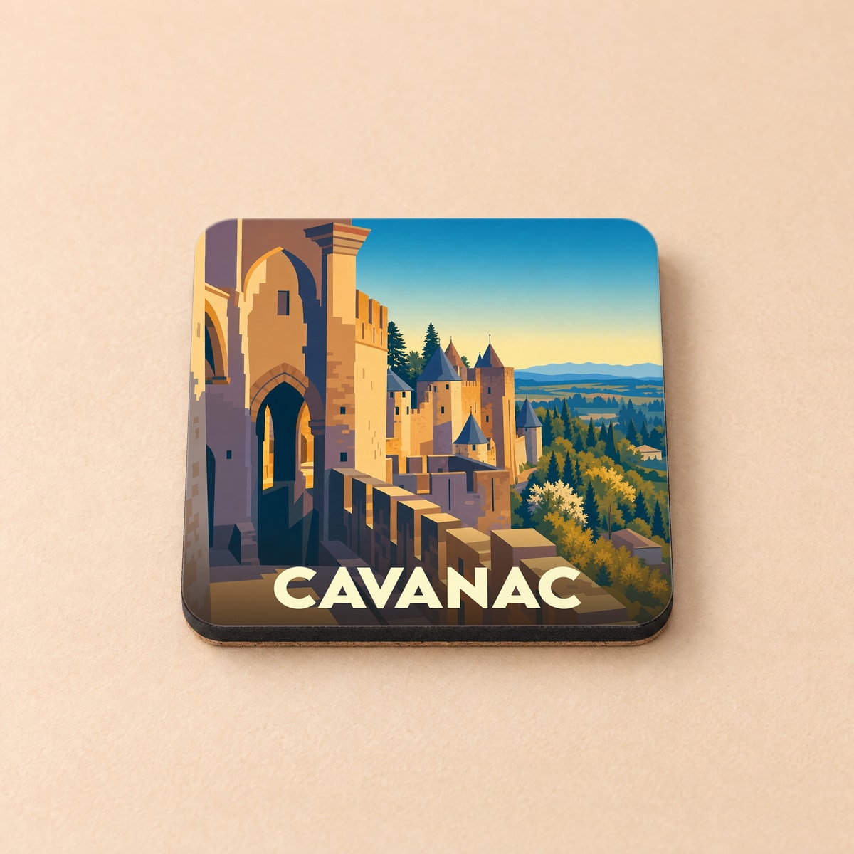 Dessous de verre souvenir de la ville de Cavanac avec une illustration stylisée de son château médiéval.