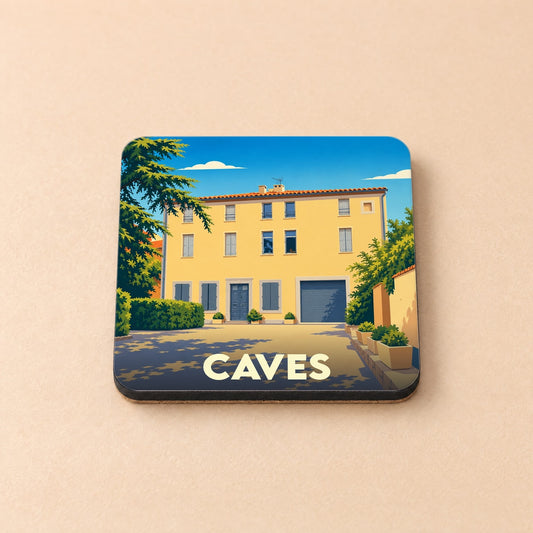 Dessous de verre souvenir de la ville de Caves avec une illustration stylisée d'une maison ensoleillée.