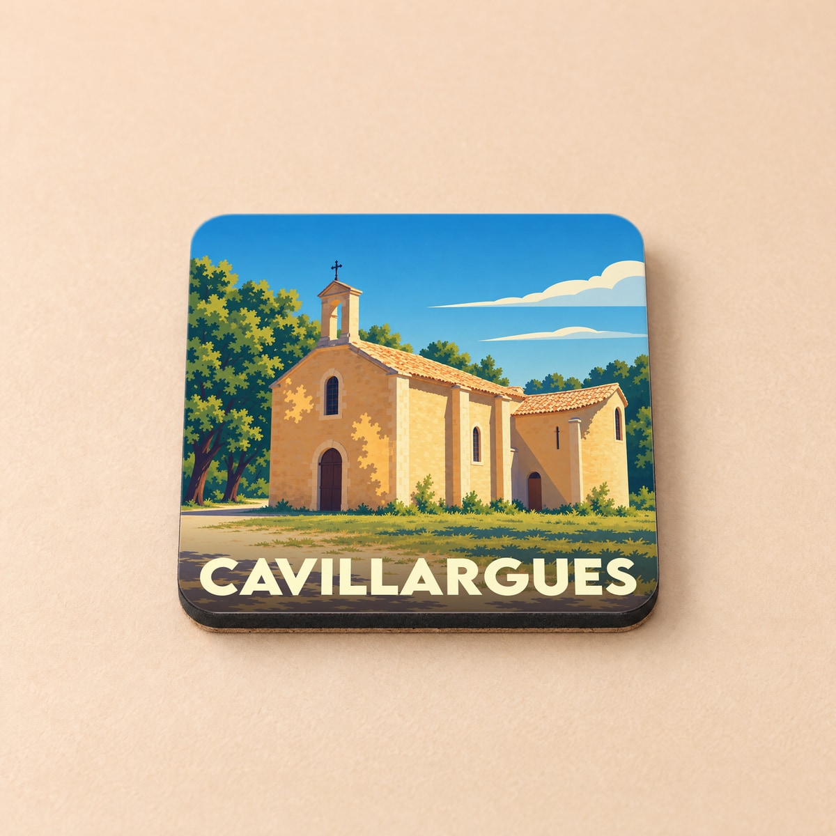 Dessous de verre souvenir de la ville de Cavillargues avec une illustration stylisée d'une chapelle provençale.