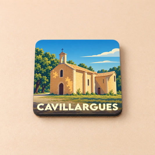 Dessous de verre souvenir de la ville de Cavillargues avec une illustration stylisée d'une chapelle provençale.