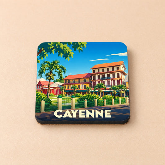 Dessous de verre souvenir de la ville de Cayenne avec une illustration colorée et stylisée de ses bâtiments coloniaux et palmiers.
