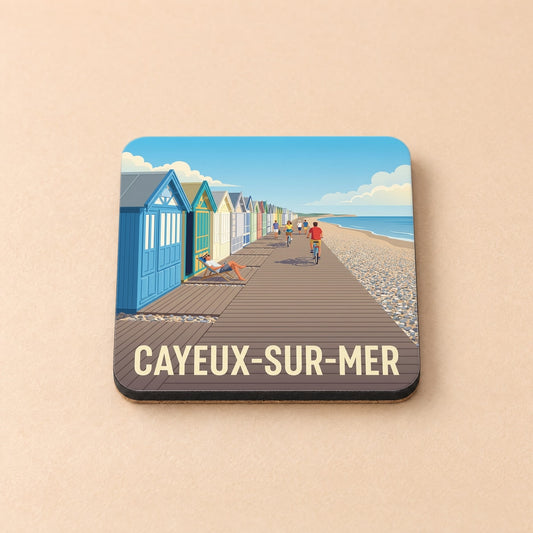 Dessous de verre souvenir de Cayeux-sur-Mer illustré par ses cabines de plage colorées sur une promenade en bois.