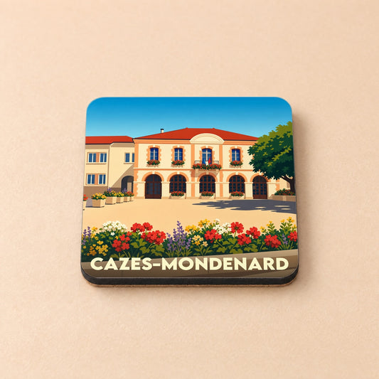 Dessous de verre souvenir de la ville de Cazes-Mondenard avec une illustration stylisée de sa mairie fleurie.
