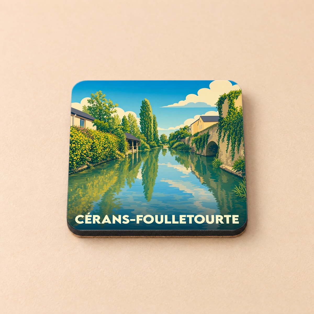 Dessous de verre souvenir de Cérans-Foulletourte illustrant un paysage fluvial paisible avec un pont de pierre.